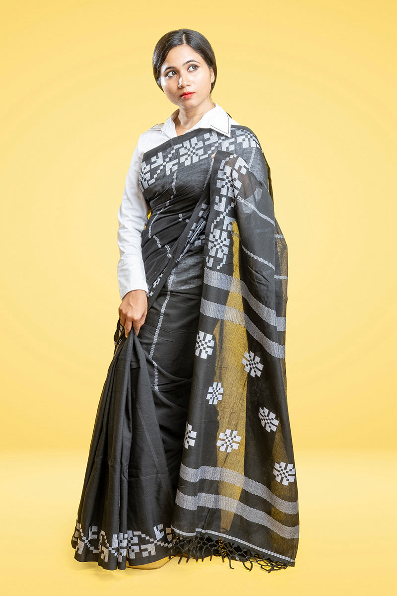 Kala-Safed Ki Rachna - Khadi par jamdani Saree