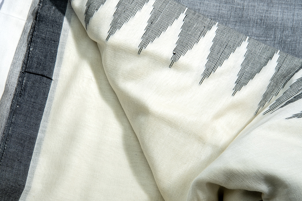Dhadhakti ki saree - Image 2